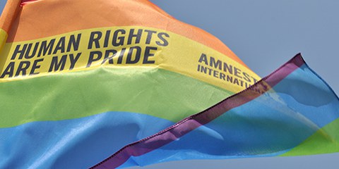 La criminalisation des relations sexuelles entre adultes consentants constitue une violation du droit à la vie. © AI