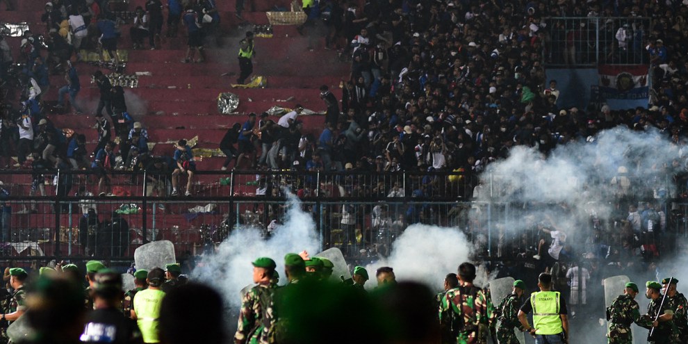 Les directives de la FIFA interdisent aux stadiers ou aux policiers d'utiliser des gaz dans l'enceinte des stades. © AFP via Getty Images