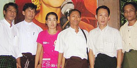 Su Su Nway, en rose, en compagnie d'autres activistes politiques du Myanmar, 2006. © AAPPB