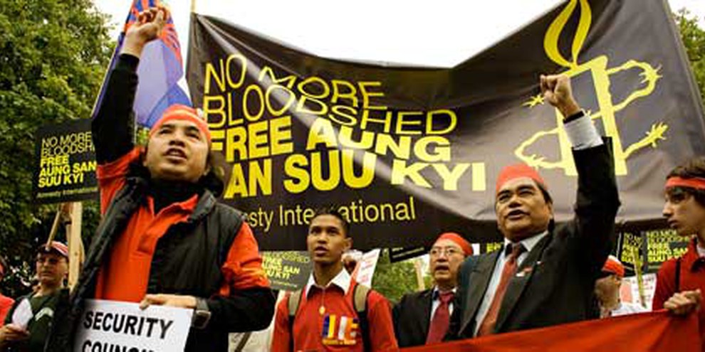 Des manifestants demandent la libération d'Aung San Suu Kyi. Londres, juin 2007 © AI