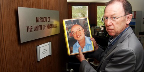 L'humoriste suisse-allemand Viktor Giacobbo remet la pétition à la mission du Myanmar © Fabrice Praz