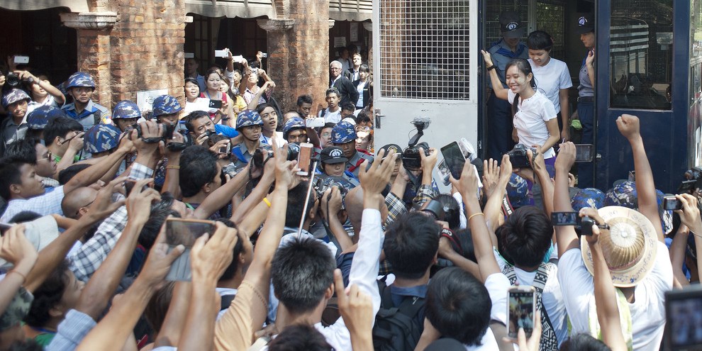 Des dizaines d'étudiants et d'activistes arrivent au tribunal après avoir été arrêtés par la police, 12 mai 2015. © Aung Thu/AFP/Getty Images