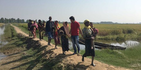Les réfugiés Rohingya traversent la frontière pour se rendre au Bangladesh, après s'être cachés toute la nuit dans la forêt. © AI