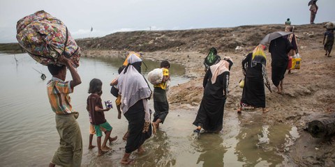 Des réfugiés rohingyas de l'État de Rakhine au Myanmar atteignent les environs de la ville de Teknaf au Bangladesh, 28 septembre 2017. © Andrew Stanbridge / Amnesty International