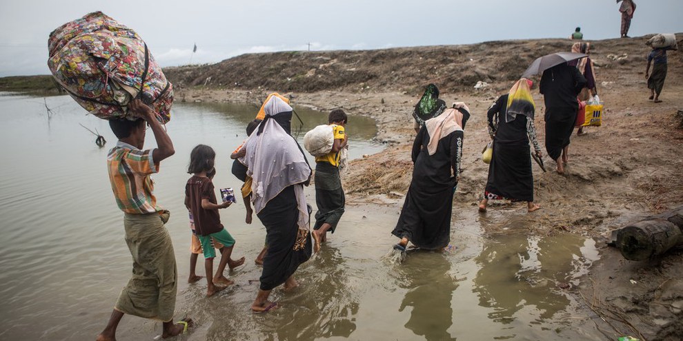 Des réfugiés rohingyas arrivent au Bangladesh par bateau depuis le Myanmar © Andrew Standbridge / Amnesty International