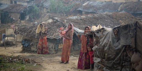 Des milliers de personnes, des Rohingyas pour la plupart, seraient bloquées dans les montagnes du nord de l’État d'Arakan, où l'ONU et les ONG internationales ne peuvent pas évaluer leurs besoins ni leur fournir un abri, de la nourriture et une protection.© UNHCR / S. Kritsanavarin