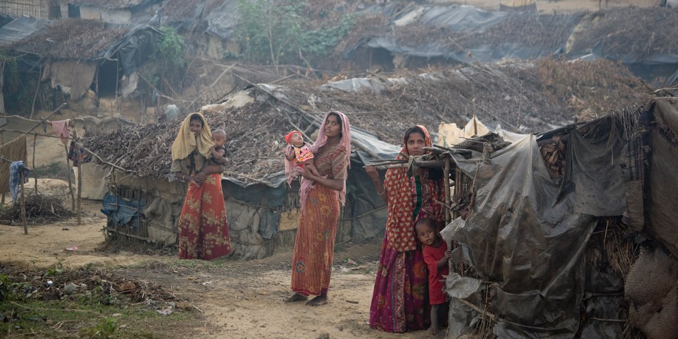 Des milliers de personnes, des Rohingyas pour la plupart, seraient bloquées dans les montagnes du nord de l’État d'Arakan, où l'ONU et les ONG internationales ne peuvent pas évaluer leurs besoins ni leur fournir un abri, de la nourriture et une protection.© UNHCR / S. Kritsanavarin