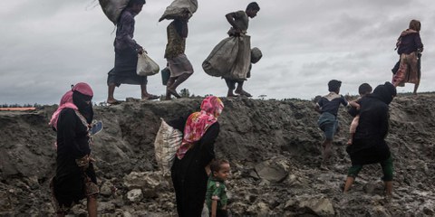 Des centaines de milliers de Rohingyas ont fui du Myanmar au Bangladesh suite aux attaques perpétrées contre leurs villages dans l'état d'Arakan, comme ici en septembre 2017. Leur retour est désormais compromis par la construction de bases militaires, d'héliports et de routes à l'emplacement où se trouvaient les villages incendiés. © Andrew Stanbridge / Amnesty International