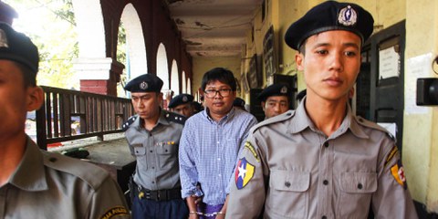 Le journaliste de Reuters Wa Lone lors de son arrestation en 2017. © VOA Burmese