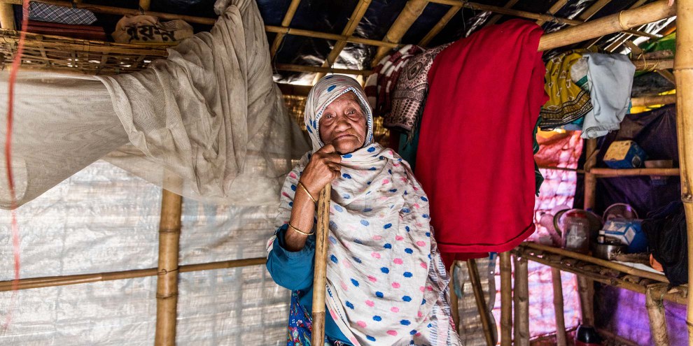 Sokhina Khatun a environ 90 ans et vit actuellement dans le camp #1 East au Bangladesh. © Amnesty/Reza Shahriar Rahman