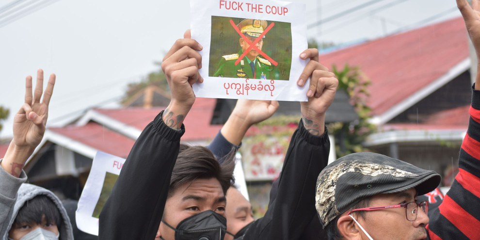 Des manifestants pacifiques prennent de gros risques pour protester contre le coup d'État militaire à Nyaungshwe, au Myanmar, le 7 février 2021 © Robert Bociaga Olk Bon/shutterstock