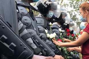 Des pistolets mitrailleurs utilisés contre des manifestant·e·s pacifiques