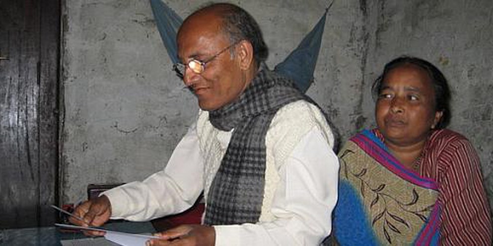Jai Kishore et Bimala Labh, les parents de Sanjiv Kumar Karna.  Jai Kishore a fait campagne pour connaître le sort de son fils et amener ses assassins devant la justice. Jai Kishore est décédé d'une crise cardiaque le 17 avril 2010. © Peace Brigades International