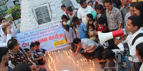 Des militants d'Amnesty International au Népal se réunissent en mémoire des victimes du séisme du 25 avril 2015. © Amnesty International