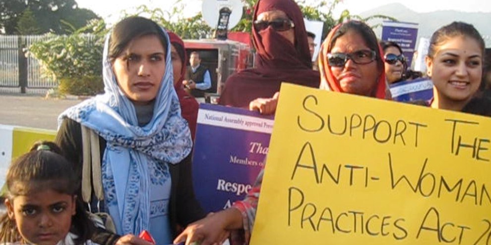 Des femmes manifestent devant le Sénat pakistanais en faveur du «Prevention of Anti-Women Practices Act». Cette loi adoptée en 2011 criminalise certaines pratiques coutumières constituant des violences à l'égard des femmes. Néanmoins, des conseils de village continuent à traiter le corps des femmes comme une marchandise lors de règlements de comptes. © Amnesty International