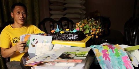 Des membres d'Amnesty Philippines ont visité Jerryme Corre un jour avant son anniversaire et lui ont transmis les lettres d'encouragement d'activistes du monde entier, rédigées lors du Marthon des lettres 2015. © Amnesty International