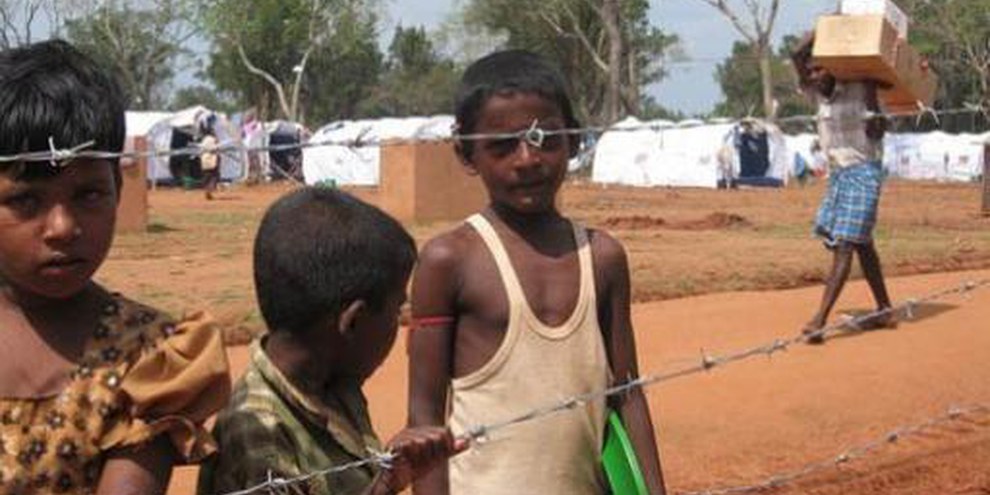 Des enfants dans le camp de Manik Farm (district de Vavuniya, nord du Sri Lanka, mai 2009).  © AI