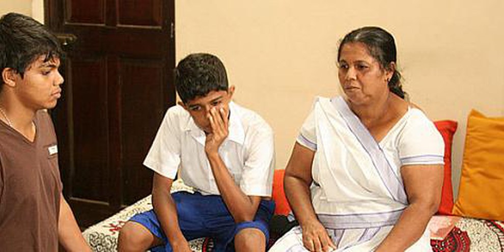 Sandya Eknaligoda, l'épouse de Prageeth Eknaligoda, avec leurs deux fils. Sri Lanka, 10 janvier 2011. © DR