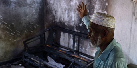 Un habitant musulman présente les dommages causés par des heurts entre bouddhistes extrémistes et musulmans. 