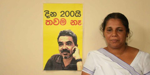 Sandya Eknaligoda devant un image de son epoux. © Droits réservés