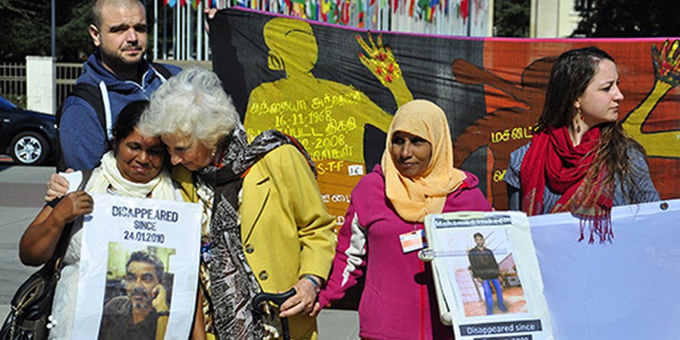 Vigile pour les personnes disparues au Sri Lanka avec Sandya Enknaligoda, Sithy Yameena et Estela de Carlotto, Genève, März 2015. © Jean-Marie Banderet