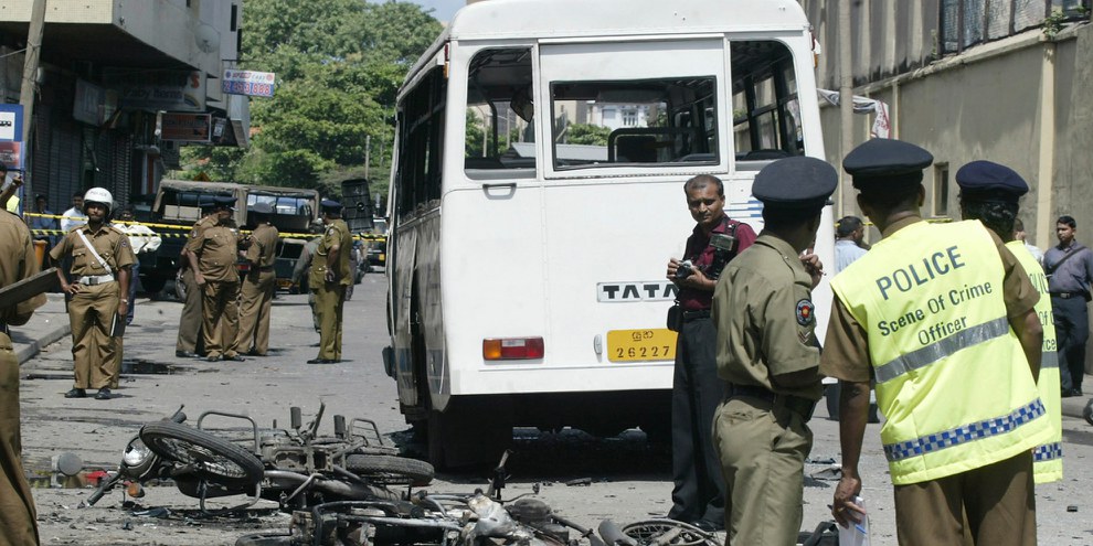 Des policiers sri-lankais mènent une enquête sur le site d'une explosion provoquée par des rebelles tamouls à Colombo, en mai 2007. ©APGraphicsBank