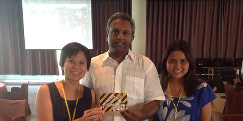 Pornpen Khongkachonkiet (à gauche) avec Salil Shetty, Secrétaire général d'Amnesty International lors d'une rencontre à Barcelone.© Amnesty International
