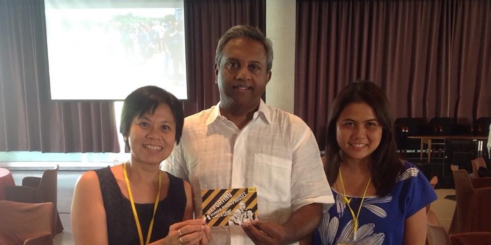 Pornpen Khongkachonkiet (à gauche) avec Salil Shetty, Secrétaire général d'Amnesty International lors d'une rencontre à Barcelone.© Amnesty International