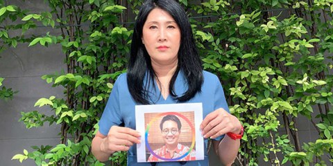 La soeur de Wanchalarm Satsaksit, Sitanan Satsaksit, avec une photo de son frère disparu. © C. Khaosod English