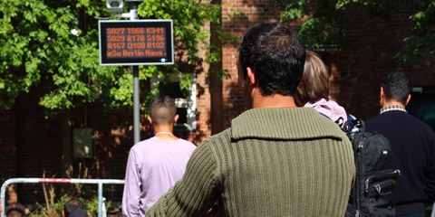 Des personnes attendent devant un centre d'enregistrement pour requérant·e·s d'asile à Berlin. En 2015, 1031 crimes ont été commis contre des centres d'accueil pour personnes en quête d'asile. © Julia Weiss