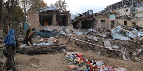 Dix civils ont été tués à Ganja, en Azerbaïdjan, par un missile balistique Scud lancé par les forces arméniennes, le 11 octobre 2020. Des dizaines de maisons ont également été détruites lors de la frappe. ©AI