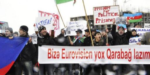 Des jeunes manifestant à Bakou, mars 2012. © IFRS
