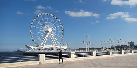 La répression des droits humains à l’approche des Jeux européens s’est traduite par le harcèlement, l’intimidation et l’incarcération de journalistes, d’avocats, de jeunes militants et d’opposants politiques. © Amnesty International