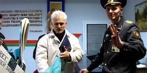 Des membres d'Amnesty remettent un immense cygne en origami au ministère de l'Intérieur biélorusse, en décembre 2007. © DR