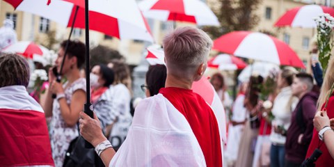 Les femmes portent les couleurs rouges et blanches de l'ancien drapeau du Belarus et protestent depuis des mois contre les résultats de l'élection présidentielle de 2020. ©zhuk _ ladybug / shutterstock.com