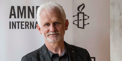 L'activiste et président du Centre des droits de l'homme de Viasna, Ales Bialiatski, en 2015.  © Amnesty International