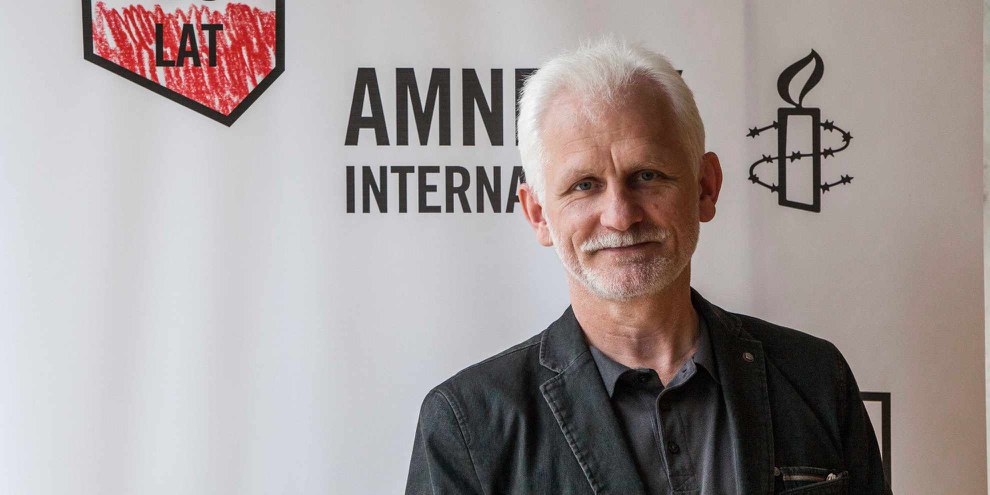 Le défenseur des droits humains Ales Bialiatski a été condamné à 10 ans de prison simplement pour avoir fait son travail © Amnesty International