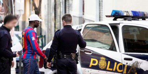 Quelqu’un qui n’a pas “l’air espagnol” peut se faire arrêter par la police jusqu’à quatre fois dans une même journée pour des contrôles d’identité. © Olmo Calvo / Fronteras Invisibles