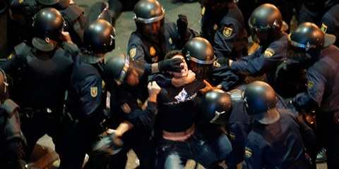 À Madrid, par exemple, de nombreux manifestants ont été confronté à la violence de la police antiémeute. © REUTERS/Sergio Perez 