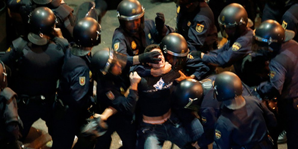 À Madrid, par exemple, de nombreux manifestants ont été confronté à la violence de la police antiémeute. © REUTERS/Sergio Perez 