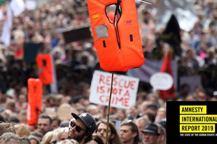 Les manifestations de masse: un signe d'espoir malgré les restrictions des droits humains