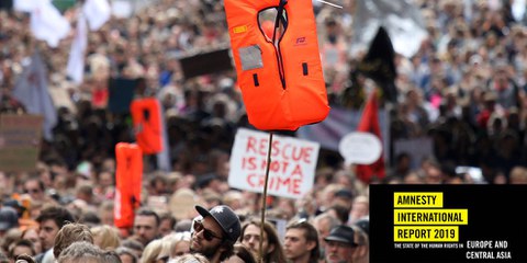 Les manifestations de masse: un signe d'espoir malgré les restrictions des droits humains