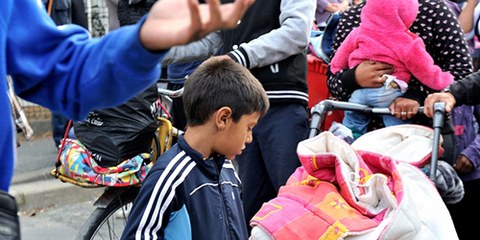 Des Roms, dont des femmes et des enfants, ont été expulsés du camp de Bobigny en août 2013. © DR