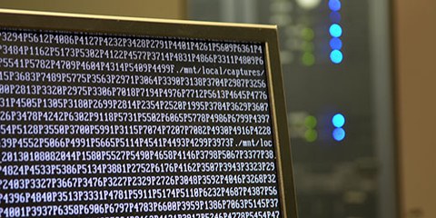 En France, un projet de loi prévoit la mise en place de systèmes de surveillance de masse, en installant des technologies de surveillance directement chez les fournisseurs d’accès à Internet. © Bob Mical 
