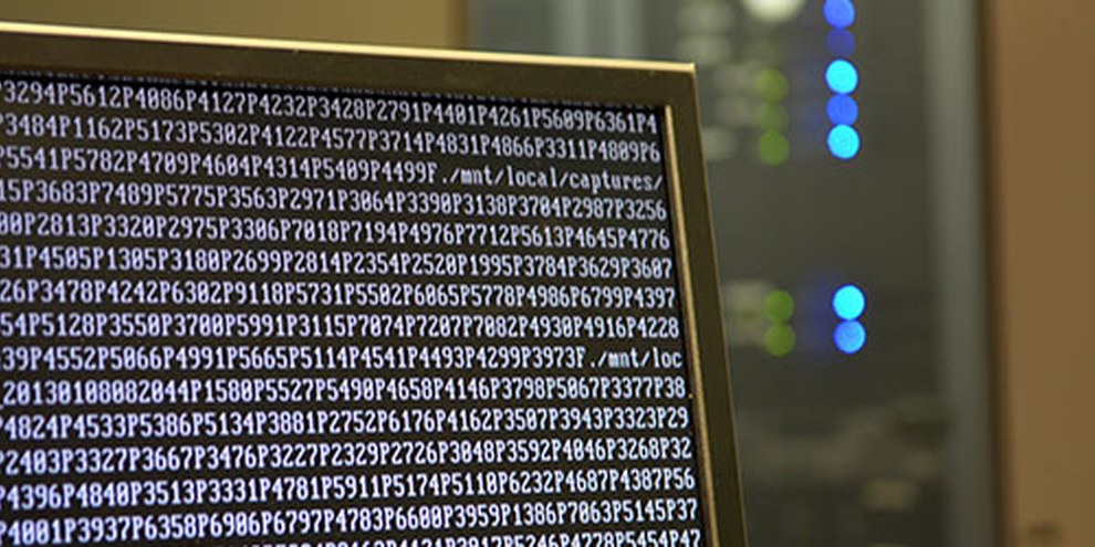 En France, un projet de loi prévoit la mise en place de systèmes de surveillance de masse, en installant des technologies de surveillance directement chez les fournisseurs d’accès à Internet. © Bob Mical 