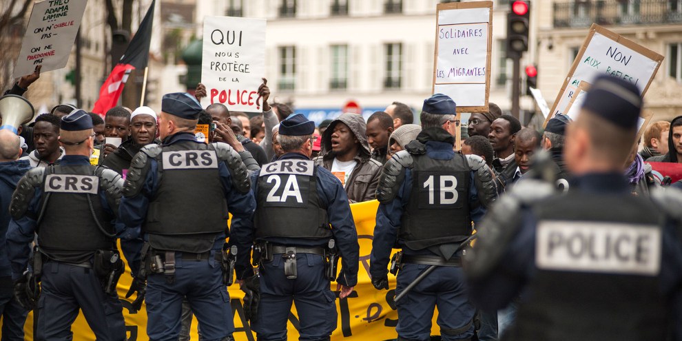 Lors de la manifestation pour la dignité et la justice, le 19 mars 2017, un cortège d'une centaine de personnes arrivant de Montreuil refuse de se faire fouiller et palper par la police qui bloque le passage. ©Martin Barzilai