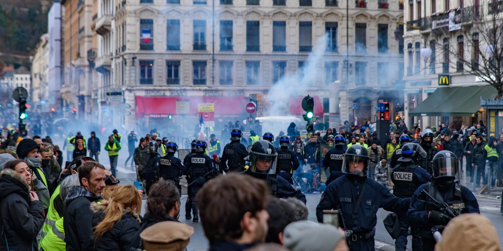 Lyon, 8 décembre 2018: Usage de fumigènes dans une manifestation des «gilets jaunes» © Shutterstock.com