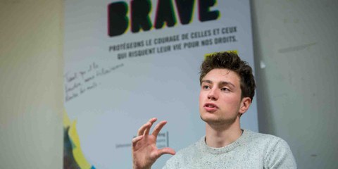 Loan Torondel a été reconnu coupable de diffamation après avoir publié sur Twitter la photographie de policiers penchés au-dessus d'une personne expulsée des camps informels à Calais en 2018. © Benjamin Girette
