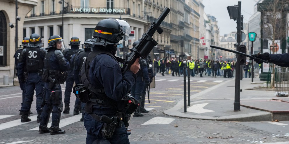 Un policier de l'unité anti-émeute avec un flash-ball LBD surveille les manifestants «gilets jaunes» à Paris, décembre 2018 © Frederic Legrand © Shutterstock.com
