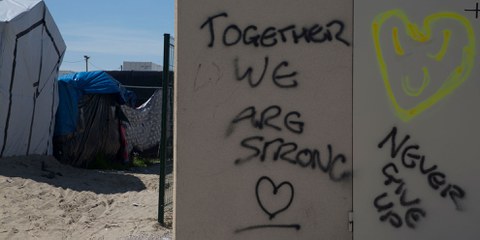 Message de solidarité dans un camp de réfugiés à Calais, en France © Amnesty International